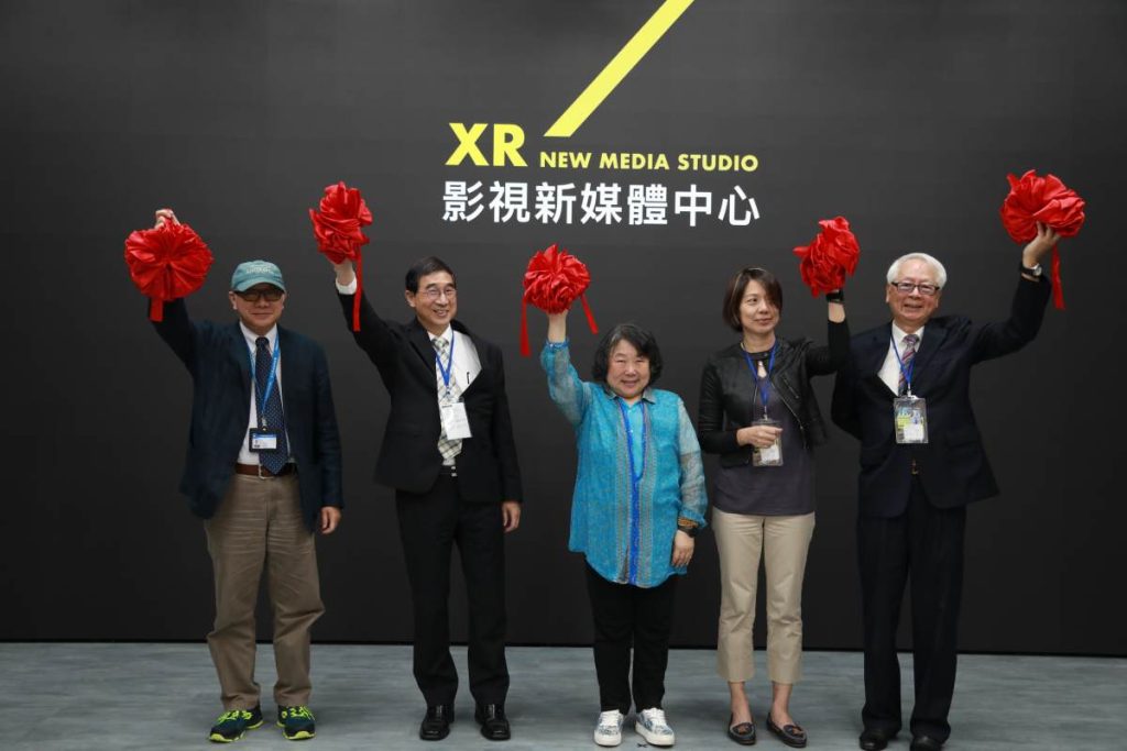 ▲德明科大XR影視新媒體中心啟用儀式，左至右多媒體設計系主任廖崇政、校長李志宏、董事長陳韻如、臺北市政府教育局課程督學賴美芬及媒計系客座教授周在台。（照片 / 德明科大）